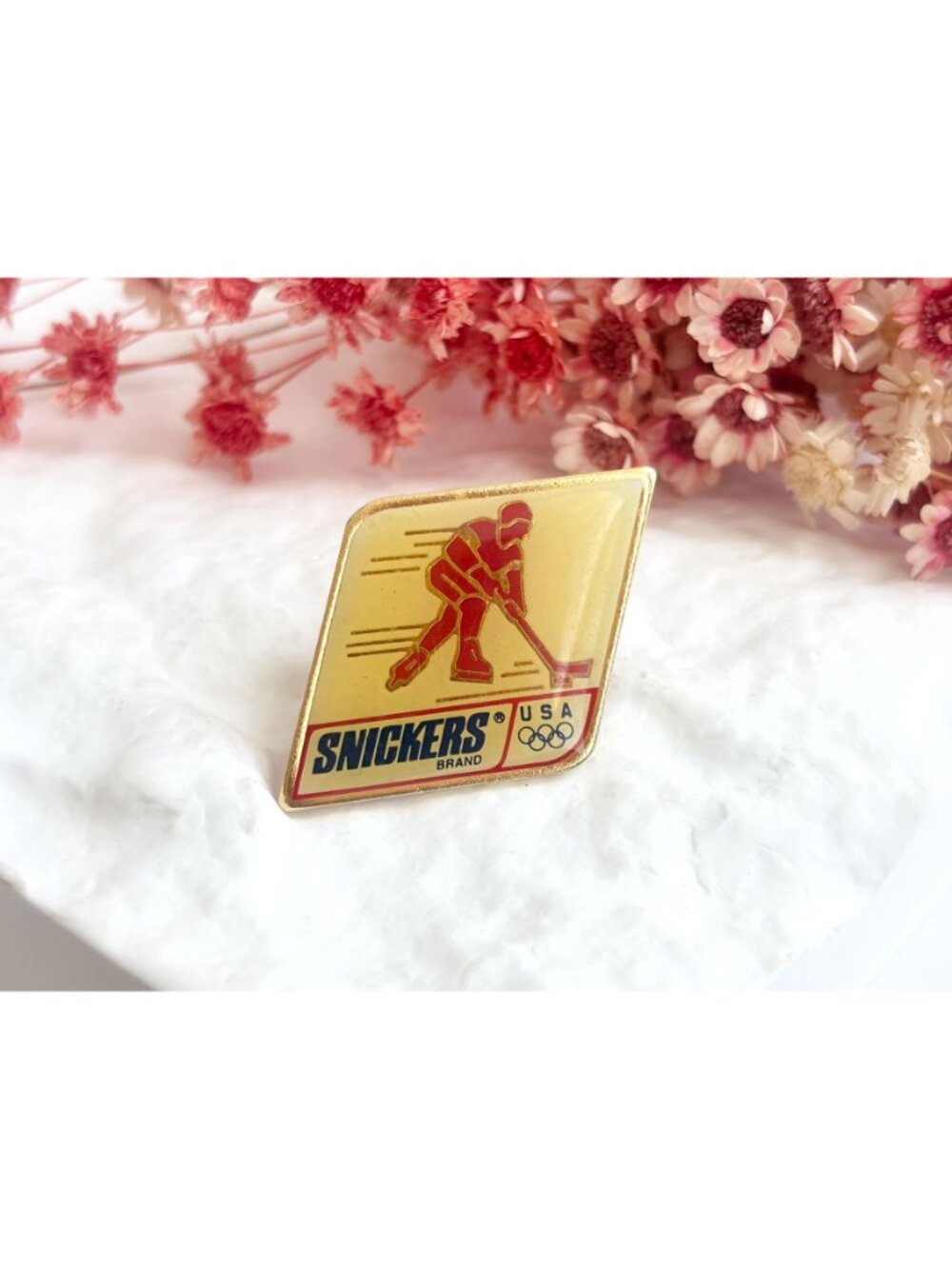 1991 Snickers Brand USA Olympic Hockey Souvenir Vintage Gold Toned Lapel Pin - Picture 2 of 5